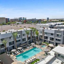 CozySuites at Zone Westgate, hotel in Glendale