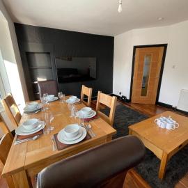 3 Bedroom Apartment - Glasgow Warriston St - Sleeps 5 - Contractors, Business & Relocations - Free Parking