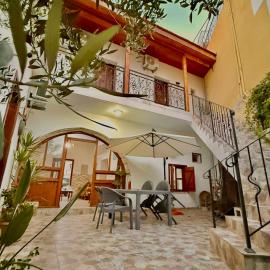 MAGIC MOON guest house, hotel in Famagusta