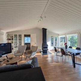 Family-friendly house with proximity to lake and forest, hotell i Ekshärad