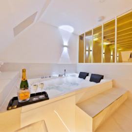 IH La Suite Olive I Duplex avec Jacuzzi Privatif à Étampes I proche Paris, hôtel à Étampes