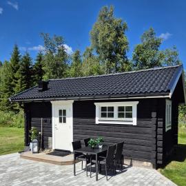 Mysig timmerstuga på dalagård, hótel í Leksand