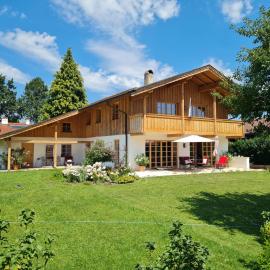 CHIEMSEE MOUNTAIN LODGE - adults only - Eleganz auf 95qm - Traumblick - XL-Balkon - Privatsphäre, hotelli kohteessa Bernau am Chiemsee