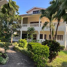 Private 3BR villa, pool, 10-min walk to beach