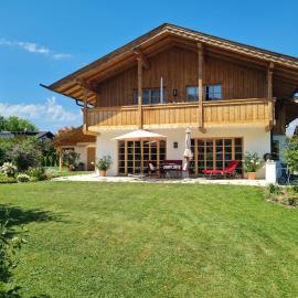 CHIEMSEE MOUNTAIN LODGE - adults only - Eleganz auf 95qm - Traumblick - XL-Balkon - Privatsphäre, hotelli kohteessa Bernau am Chiemsee