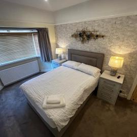 Family retreat, hotel sa Saltney