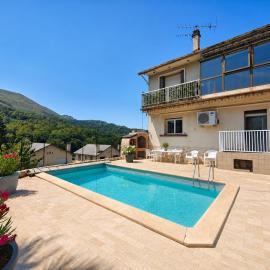 Le Belvédère des Pyrénées - Vue Montagne & Piscine, hotel em Lourdes