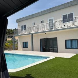 3 Bedrooms 3 and a half Bathrooms Villa Private Pool Free Beach Club, hotelli kohteessa Discovery Bay
