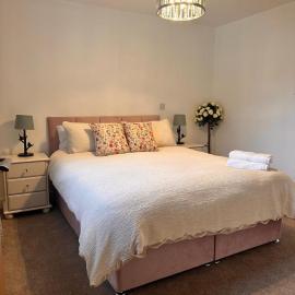 Bloomery Gardens: 4 Bed Homes in Central Chepstow | Wye Valley, hotel in Chepstow