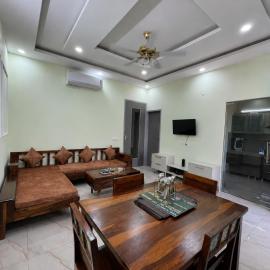 Luxury Jacuzzi Villa Lawn Gazebo Near Airport, hotel i Chandigarh Airport