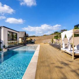 Designer Haus - Pool - Sea Views - 7BR - Sleeps 14, hotel in Brighton & Hove