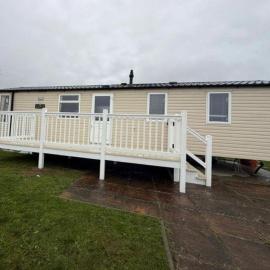 Stylish 6 berth caravan at Carmarthen Bay Holiday Park, South Wales ref 57017SI，Ferryside的飯店