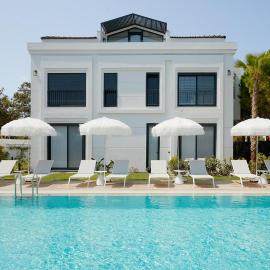 Suite apartments with pool, 300 m to the BEACH in the center of Ilica