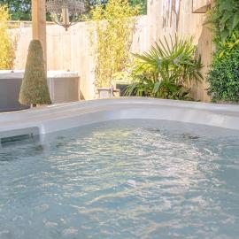 The Old School House with Hot Tub and Sleeps 16, hotel Barnoldswickban