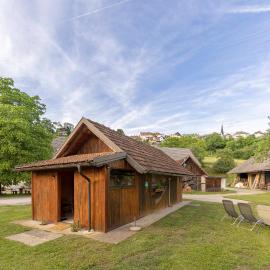 3 Rivers Beehive cabin on a farm, hotel in Radovljica