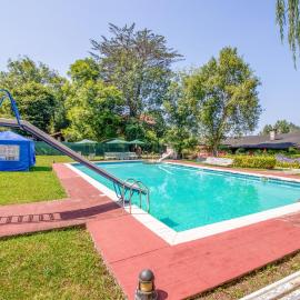 Villa con gran jardín y piscina
