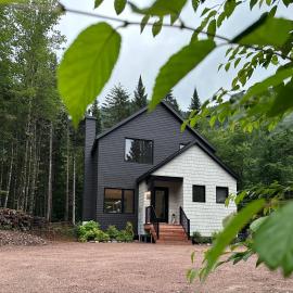 Chalet Le St-Ray, מלון בSaint-Raymond
