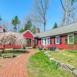 4 Mi to Noannet Pond: Pet-Friendly Home w/ Yard, hotel en Dover