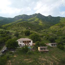 Cypress guesthouse, hotel din Pokr Ayrum