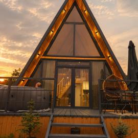 A-frame with hot tub and lake view near Stepanavan, Hotel in Vardablur