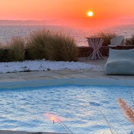 Elli s seafront pool villa, 100 m from quiet sandy beach in Kea, Cyclades, hotelli Melissakissa