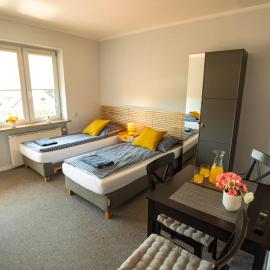 Dom na Folwarku POKOJE I APARTAMENTY, BEZPŁATNY ZAMYKANY PARKING NA TERENIE POSESJI, hotel in Kielce