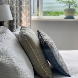 Private small double with ensuite & parking in central Bridport