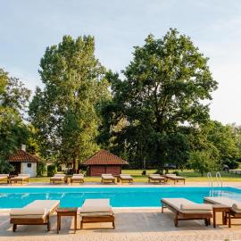 Izletište Ružić, hotel u gradu Mrčajevci