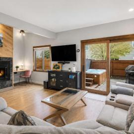Trailside Retreat - Downtown, Hot Tub & Fireplace