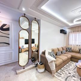 Stylish 2Br Apartment in Harhoura 5 min to Beach & Free Parking, hotel v destinácii Temara