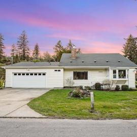 Dog-friendly home with Siuslaw River views fireplace & WiFi - near beach & town