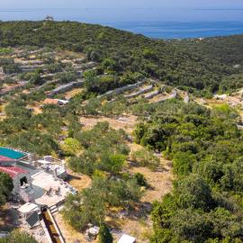 Secluded house with a parking space Cove Rasohatica, Korcula - 16651, hotel u Korčuli
