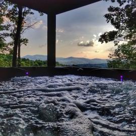Trail`s End-Hot tub-wifi,-pets ok-Pool Table-Fireplace-Screened Porch-Activities, hotel in Mashburn Mill