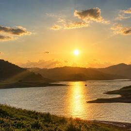 Elee Villa - Waterfront Retreat with Victoria Reservoir & Mountain Views, hotel in Teldeniya