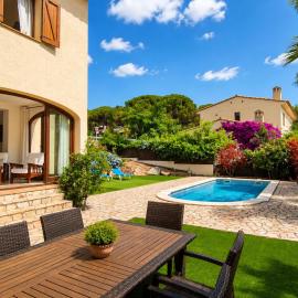 Villa mediterránea con piscina, jardín privado y 3 hab., cerca de la playa en la Costa Brava - ES-209-56