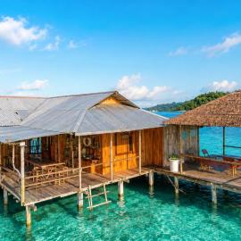 Nur Homestay, Mini Resto & Souvenir, hotel in Pulau Malenge