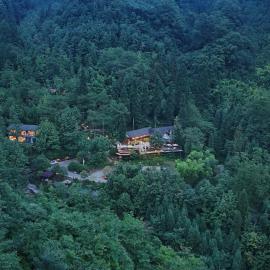 Dujiangyan Lucky Wild Mountain Forest Luxury Homestay, hotel v destinácii Dujiangyan