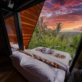 Delta Casa Ubud - A-Frame Jungle Retreat with Volcano View and Hot-Tubs، فندق في غيانيار