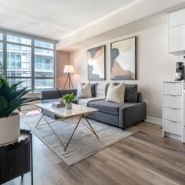 Elegant Waterfront Esc Modern Condo in Toronto