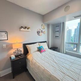 Home stay - Room with Yonge Street view and 3 Star Hotel Amenities