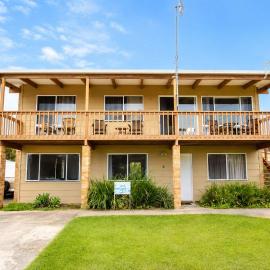 Summer Beach House - seconds to beach & cafe, hotel a Kioloa
