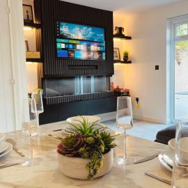 Stylish 2BR Home in Aspull Sleeps 4 with Parking, hotel in Wigan
