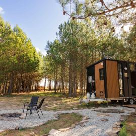 Novena Pines by Tiny Away, hotel Thulimbah-ban