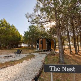 Novena Pines by Tiny Away, hotel en Thulimbah