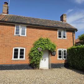 A cosy Suffolk cottage in Honington, hotel i Bury St Edmunds