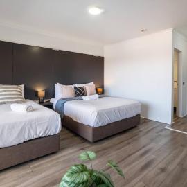Deluxe Twin Room - Sleeps 3, hotel in Chullora