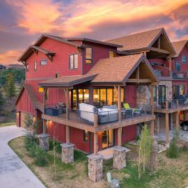 Downtown WP Villa 54 I Peloton Bike I Private Hot Tub I Great Views I Activity Program, hotel en Fraser