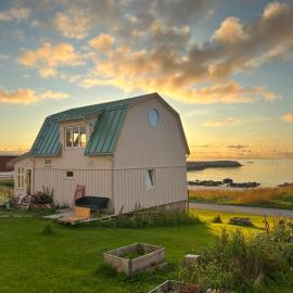 NEW house by the beach, hotel in Andøya