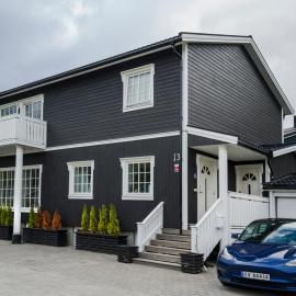 Spacious 3-BR Apartment- 4 min drive to Helgelandstrappa, хотел в Мушьоен