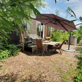 Tiny House Lau at Glamping Verbaarum, hotel v destinácii Bedum